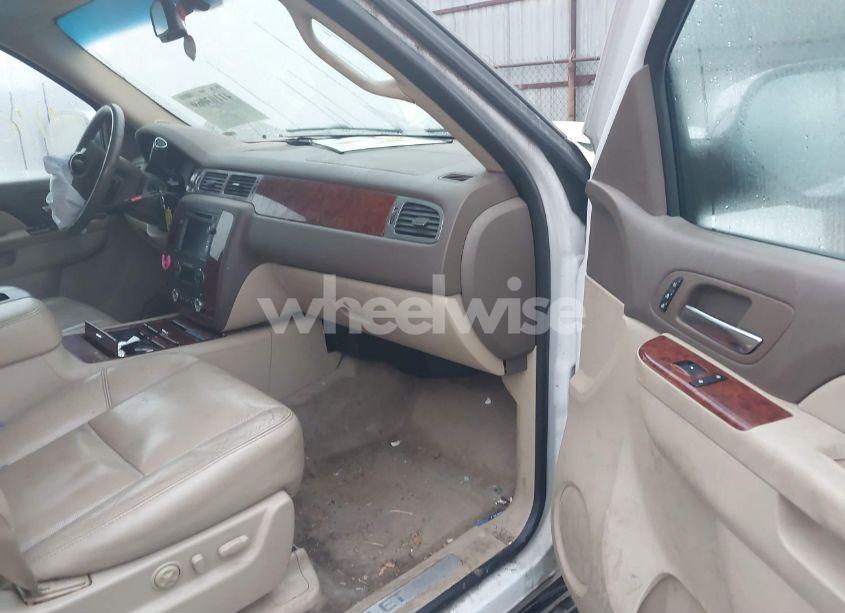 Photo 5 of 2011 Chevrolet Tahoe LTZ (VIN 1GNSKCE00BR172046)