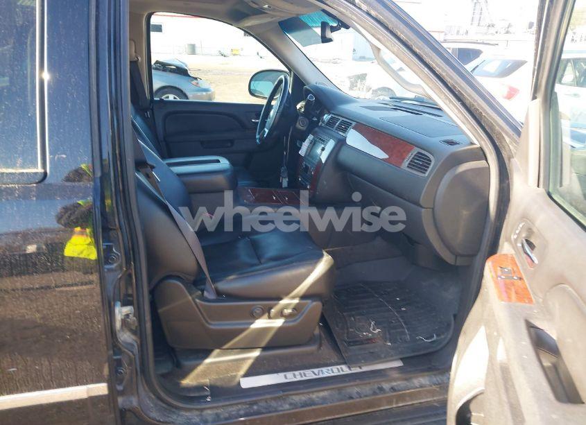 Photo 5 of 2011 Chevrolet Tahoe LTZ (VIN 1GNSKCE01BR132798)