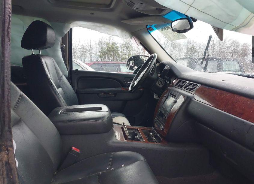Photo 5 of 2011 Chevrolet Tahoe LTZ (VIN 1GNSKCE03BR341265)