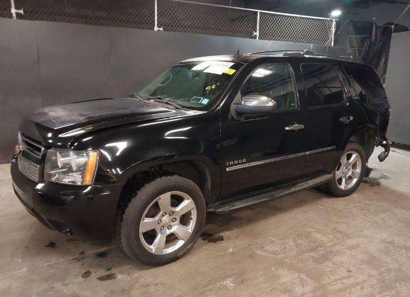 Photo 2 of 2013 Chevrolet Tahoe LTZ (VIN 1GNSKCE05DR266538)