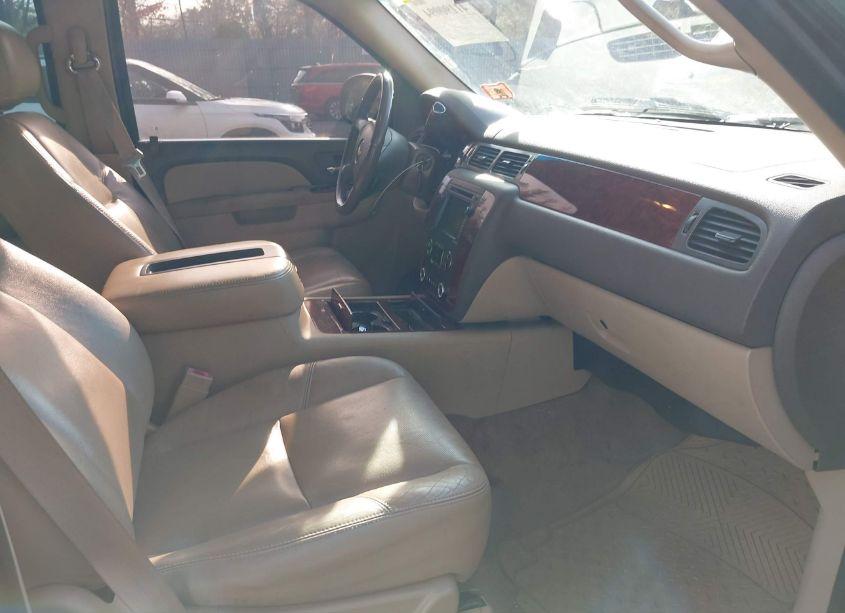 Photo 5 of 2011 Chevrolet Tahoe LTZ (VIN 1GNSKCE06BR121344)