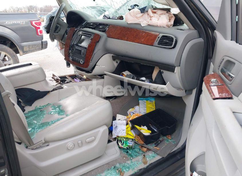 Photo 5 of 2011 Chevrolet Tahoe LTZ (VIN 1GNSKCE07BR109882)