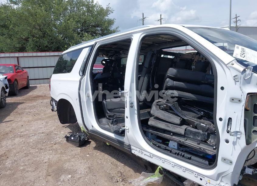 Photo 11 of 2024 Chevrolet Suburban 4WD LT (VIN 1GNSKCKD0RR229749)