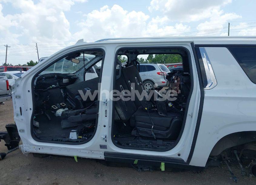 Photo 14 of 2024 Chevrolet Suburban 4WD LT (VIN 1GNSKCKD0RR229749)