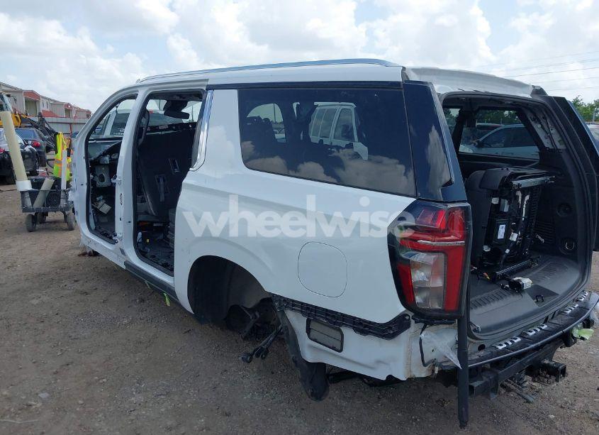 Photo 3 of 2024 Chevrolet Suburban 4WD LT (VIN 1GNSKCKD0RR229749)