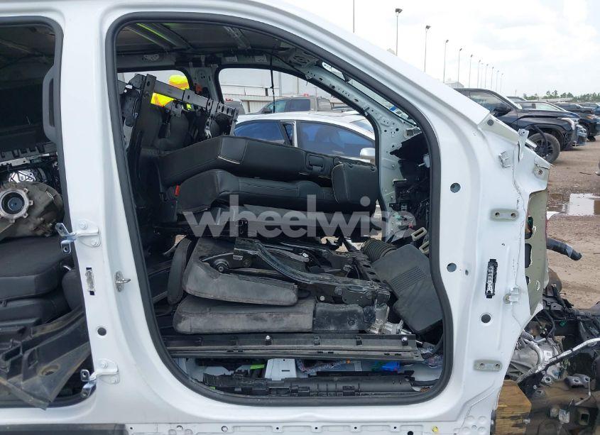 Photo 5 of 2024 Chevrolet Suburban 4WD LT (VIN 1GNSKCKD0RR229749)