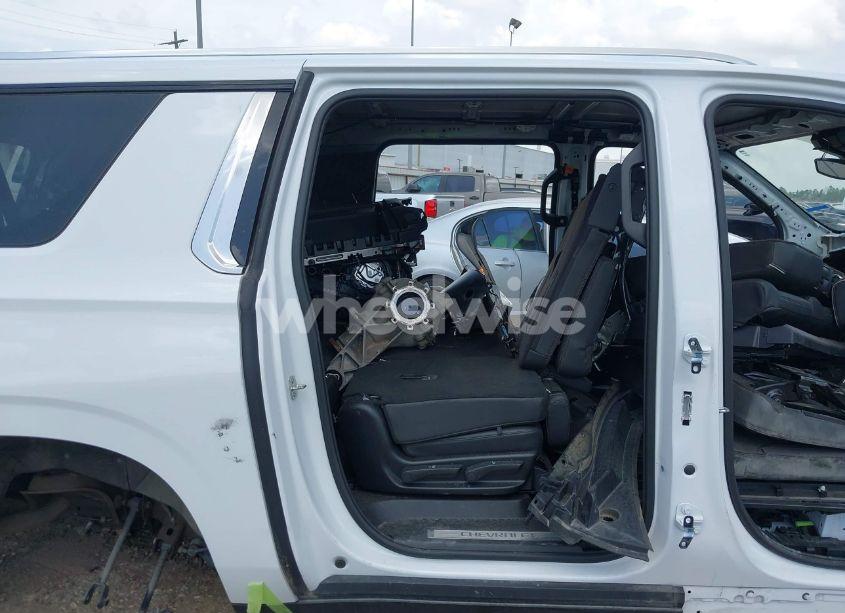 Photo 8 of 2024 Chevrolet Suburban 4WD LT (VIN 1GNSKCKD0RR229749)
