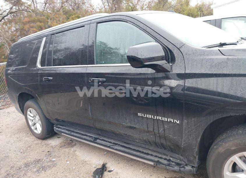 Photo 13 of 2022 Chevrolet Suburban 4WD LT (VIN 1GNSKCKD1NR161813)