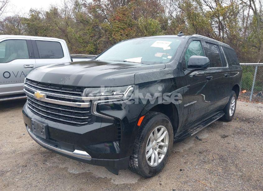 Photo 2 of 2022 Chevrolet Suburban 4WD LT (VIN 1GNSKCKD1NR161813)