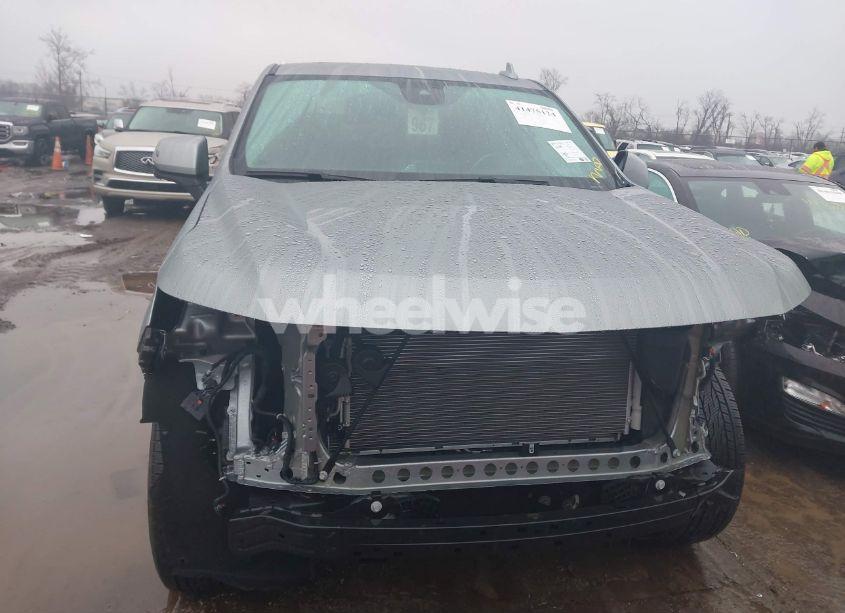 Photo 13 of 2024 Chevrolet Suburban 4WD LT (VIN 1GNSKCKD4RR118444)