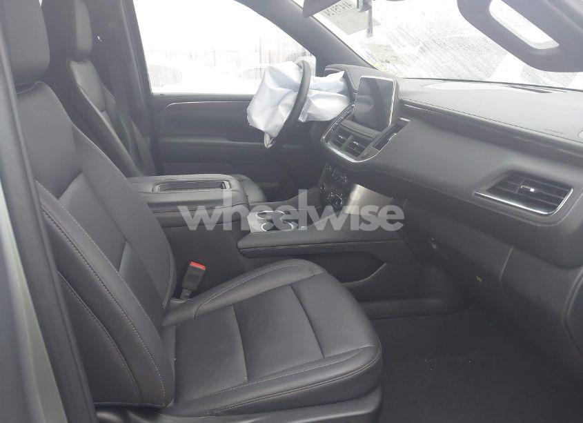 Photo 5 of 2024 Chevrolet Suburban 4WD LT (VIN 1GNSKCKD4RR118444)