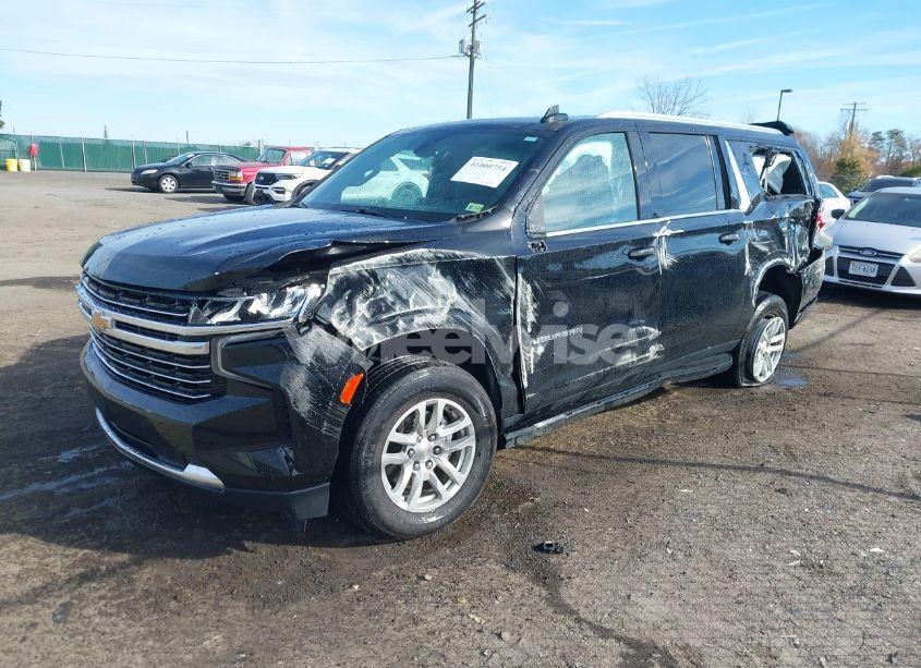 Photo 2 of 2022 Chevrolet Suburban 4WD LT (VIN 1GNSKCKD5NR245634)