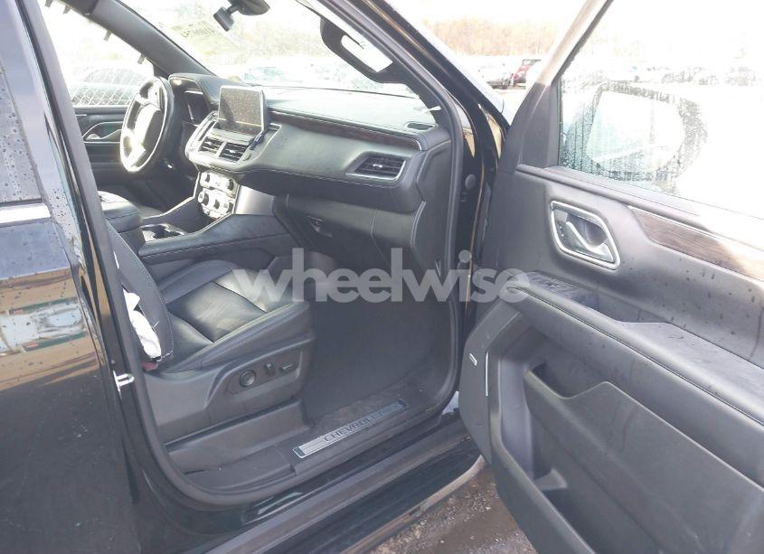 Photo 5 of 2022 Chevrolet Suburban 4WD LT (VIN 1GNSKCKD5NR245634)