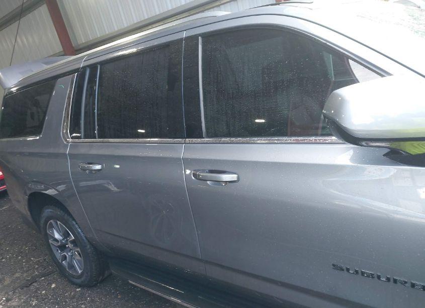 Photo 13 of 2022 Chevrolet Suburban 4WD LT (VIN 1GNSKCKDXNR197080)
