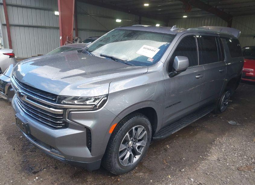 Photo 2 of 2022 Chevrolet Suburban 4WD LT (VIN 1GNSKCKDXNR197080)