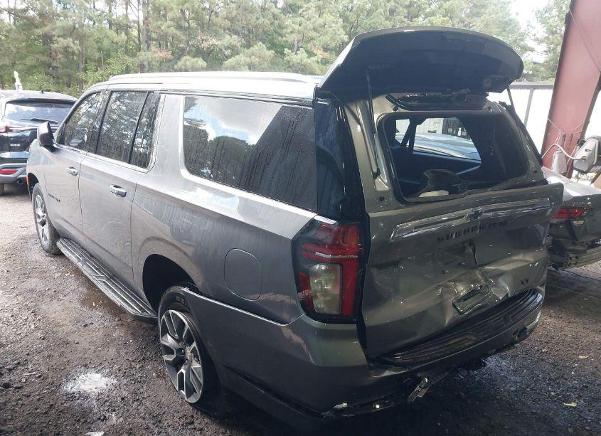 Photo 3 of 2022 Chevrolet Suburban 4WD LT (VIN 1GNSKCKDXNR197080)