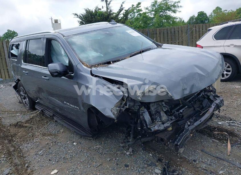 2022 Chevrolet Suburban 4WD LT (VIN 1GNSKCKT0NR296269) main photo