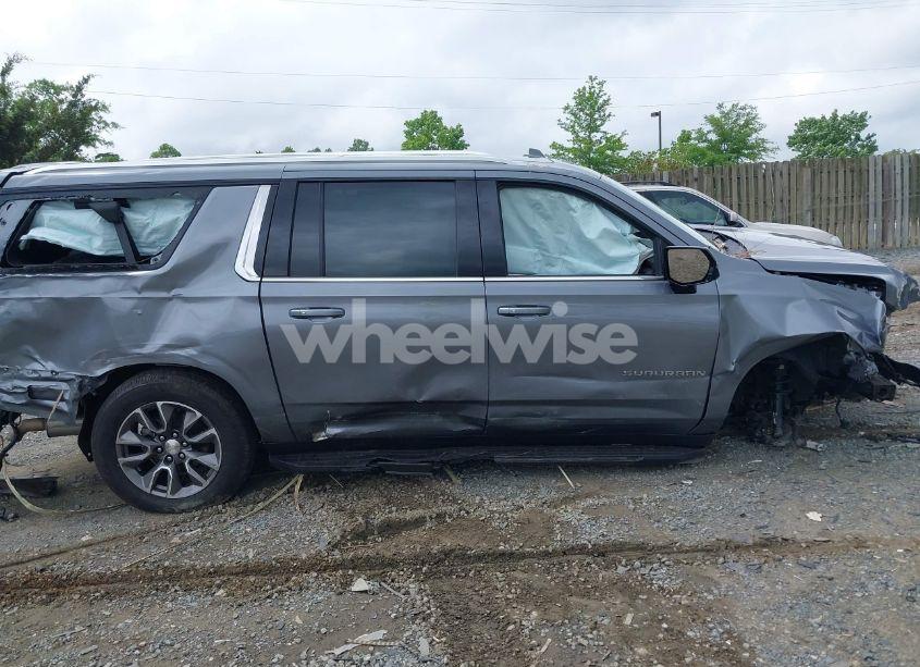 Photo 13 of 2022 Chevrolet Suburban 4WD LT (VIN 1GNSKCKT0NR296269)