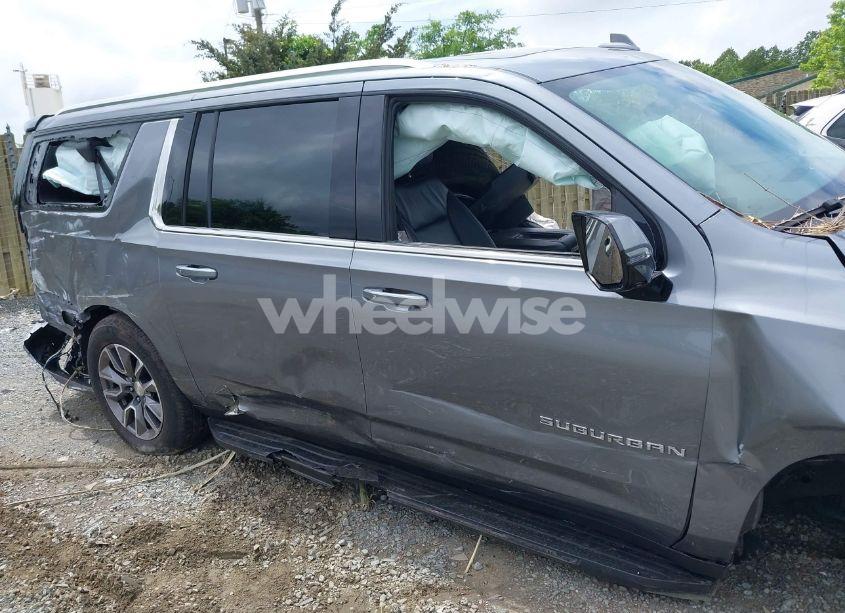 Photo 18 of 2022 Chevrolet Suburban 4WD LT (VIN 1GNSKCKT0NR296269)