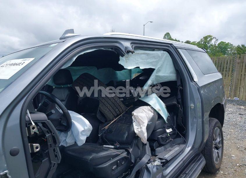 Photo 6 of 2022 Chevrolet Suburban 4WD LT (VIN 1GNSKCKT0NR296269)