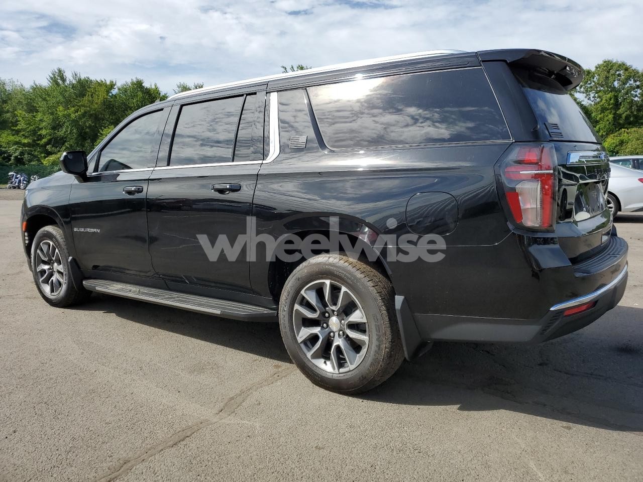 Photo 2 of 2021 CHEVROLET SUBURBAN K1500 LT (VIN 1GNSKCKT8MR473598)