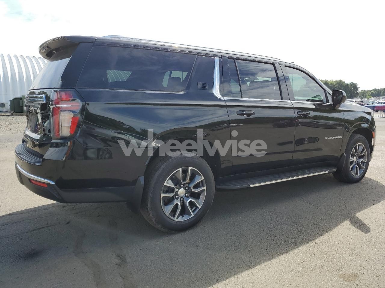 Photo 3 of 2021 CHEVROLET SUBURBAN K1500 LT (VIN 1GNSKCKT8MR473598)