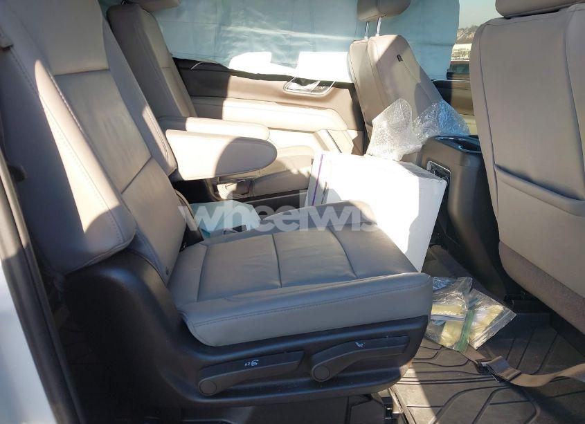 Photo 8 of 2023 Chevrolet Suburban 4WD Z71 (VIN 1GNSKDKD0PR235652)