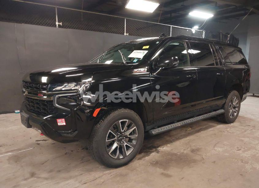 Photo 2 of 2021 Chevrolet Suburban 4WD Z71 (VIN 1GNSKDKD3MR140935)