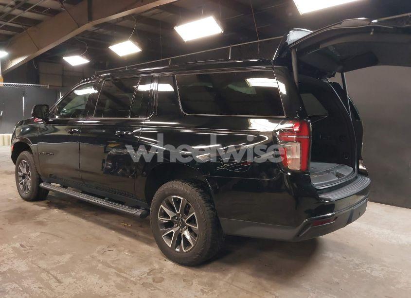 Photo 3 of 2021 Chevrolet Suburban 4WD Z71 (VIN 1GNSKDKD3MR140935)