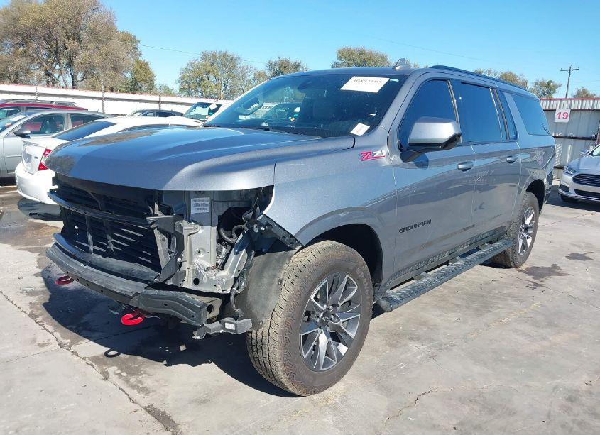 Photo 2 of 2022 Chevrolet Suburban 4WD Z71 (VIN 1GNSKDKD8NR261509)