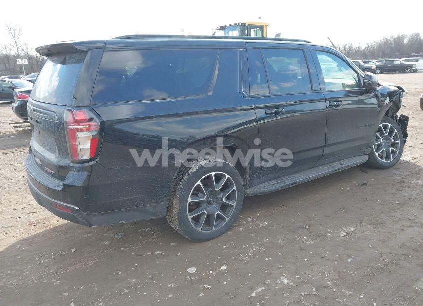 Photo 4 of 2022 Chevrolet Suburban 4WD RST (VIN 1GNSKEKD4NR205170)