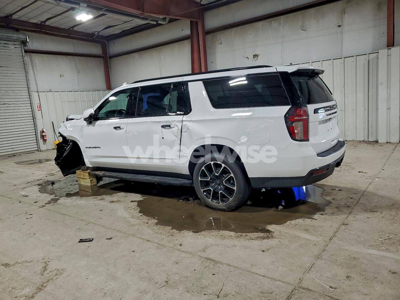 Photo 2 of 2024 CHEVROLET SUBURBAN K1500 RST (VIN 1GNSKEKD8RR319338)