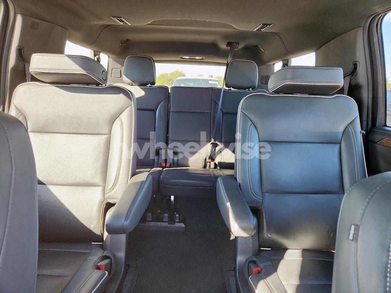 Photo 10 of 2021 CHEVROLET SUBURBAN K1500 PREMIER (VIN 1GNSKFKD2MR294855)