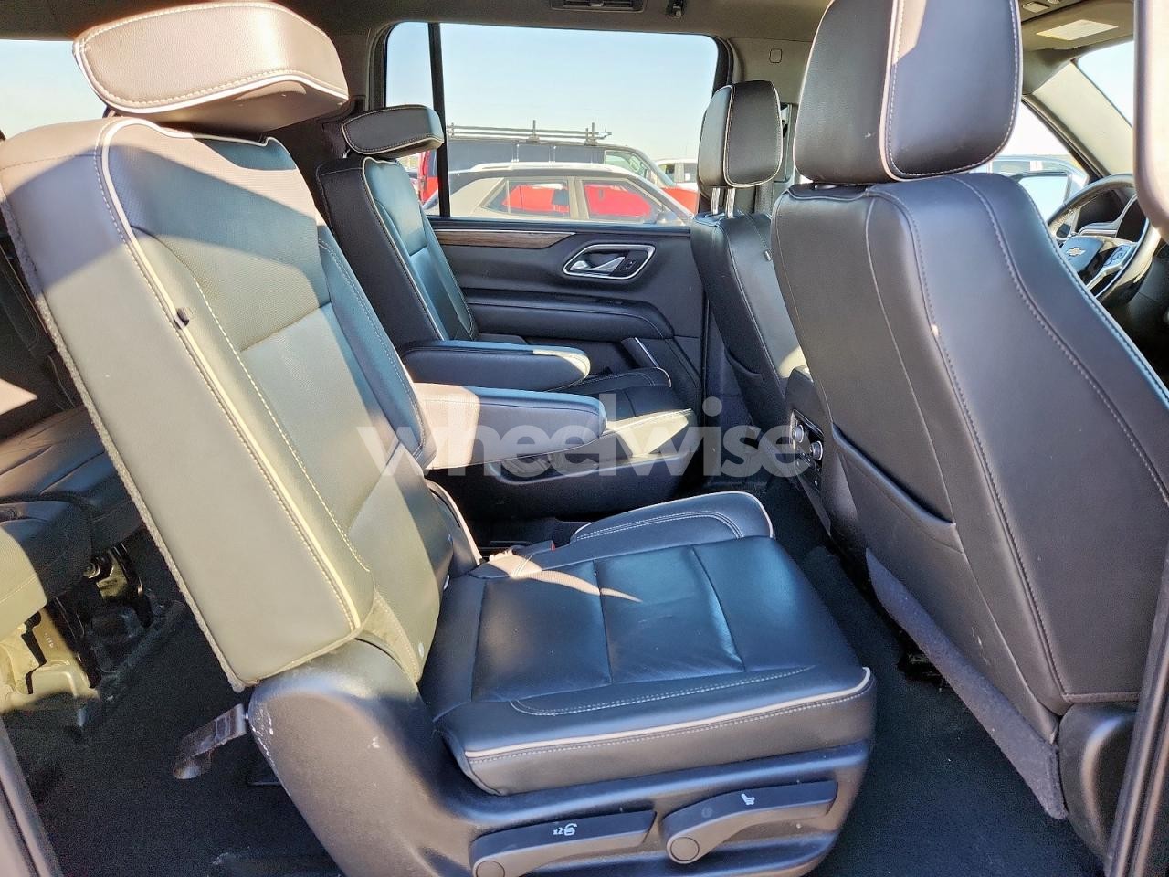 Photo 11 of 2021 CHEVROLET SUBURBAN K1500 PREMIER (VIN 1GNSKFKD2MR294855)