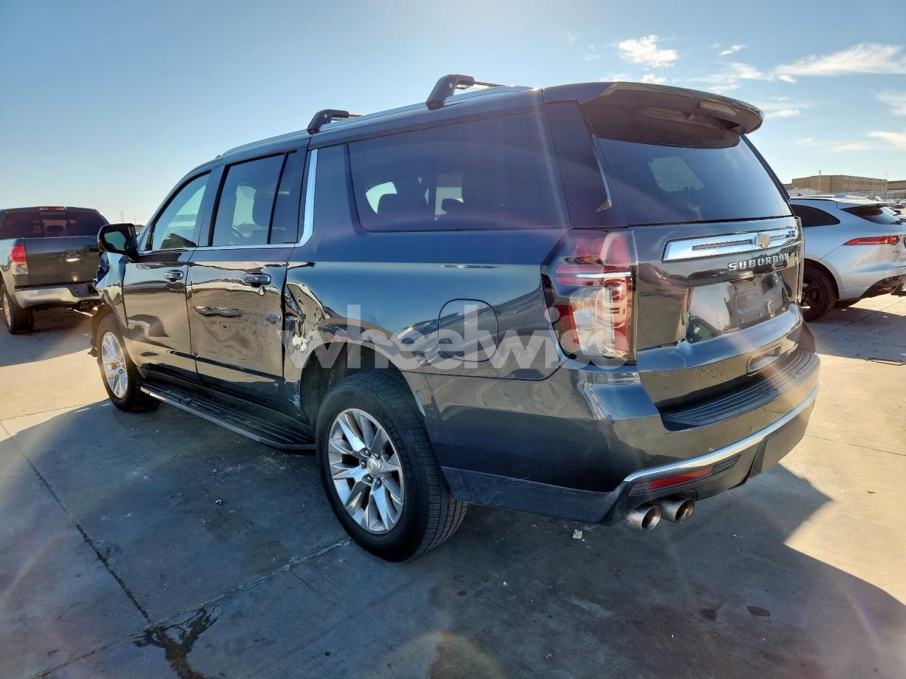 Photo 2 of 2021 CHEVROLET SUBURBAN K1500 PREMIER (VIN 1GNSKFKD2MR294855)