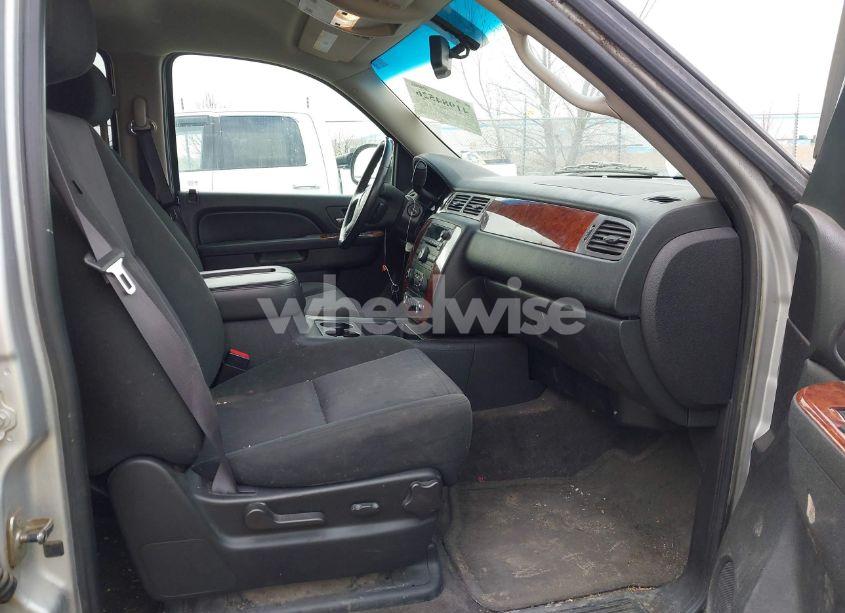 Photo 5 of 2011 Chevrolet Suburban 1500 LS (VIN 1GNSKHE37BR303898)