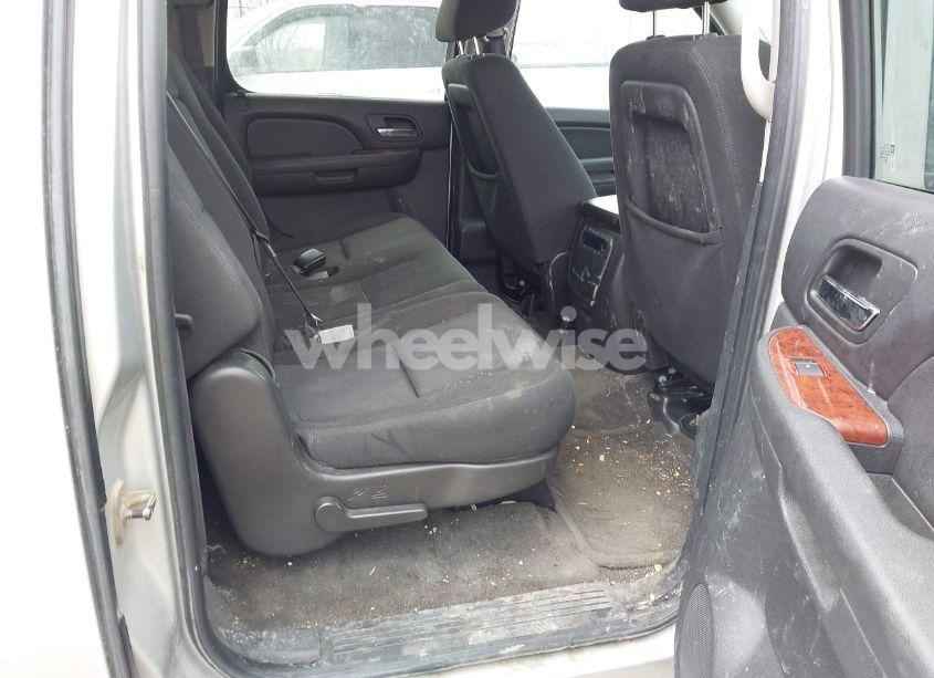 Photo 8 of 2011 Chevrolet Suburban 1500 LS (VIN 1GNSKHE37BR303898)