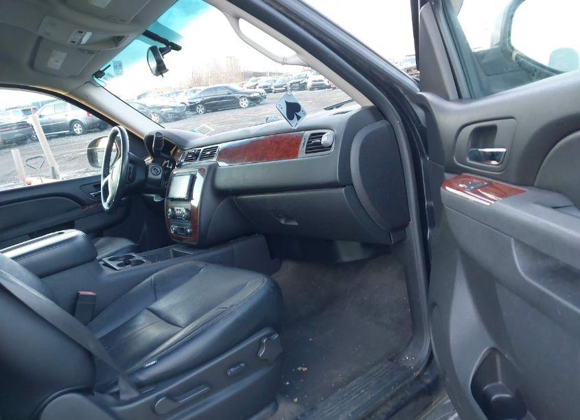 Photo 5 of 2011 Chevrolet Suburban 1500 LS (VIN 1GNSKHE39BR177477)