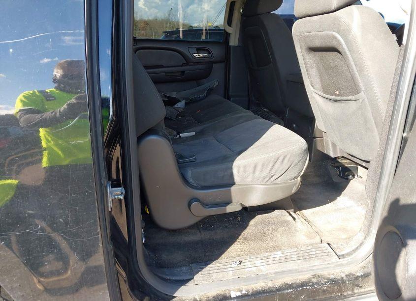 Photo 8 of 2012 Chevrolet Suburban 1500 LS (VIN 1GNSKHE73CR221400)