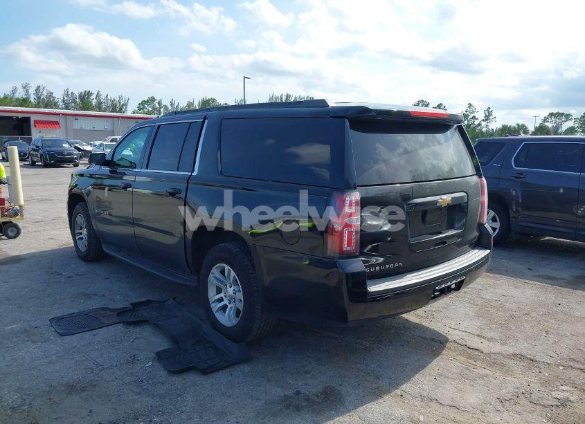 Photo 3 of 2019 Chevrolet Suburban LT (VIN 1GNSKHKC0KR203405)