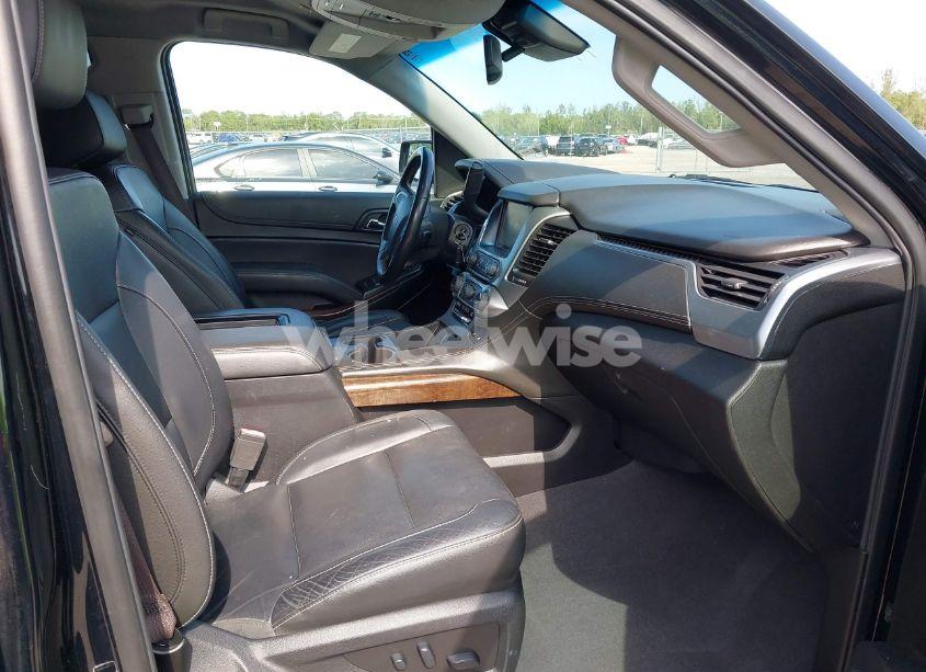 Photo 5 of 2019 Chevrolet Suburban LT (VIN 1GNSKHKC0KR203405)