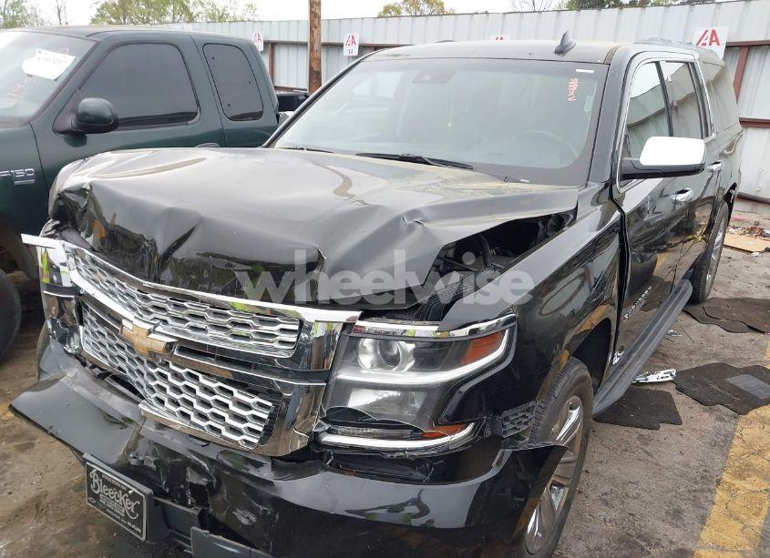 Photo 2 of 2019 Chevrolet Suburban LT (VIN 1GNSKHKC0KR368886)