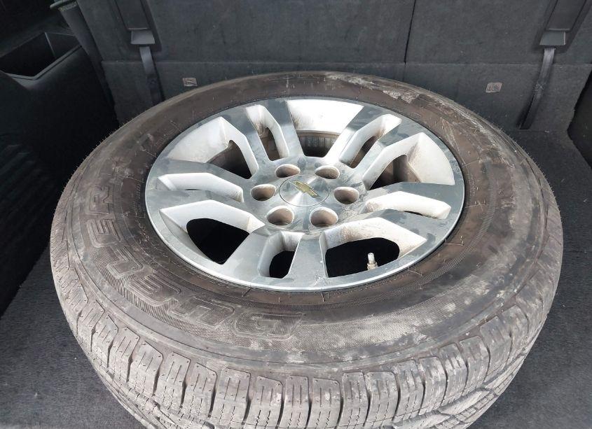 Photo 12 of 2019 Chevrolet Suburban LT (VIN 1GNSKHKC2KR207892)