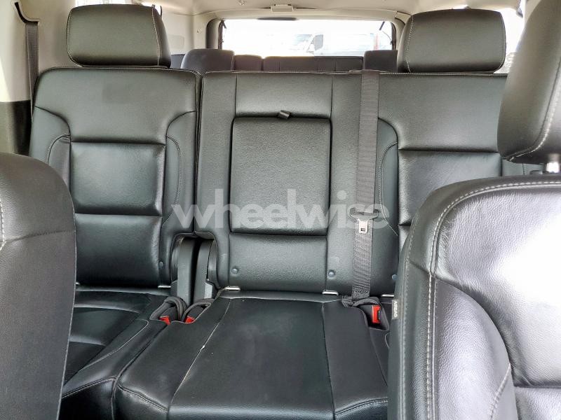 Photo 3 of 2019 CHEVROLET SUBURBAN K1500 LT (VIN 1GNSKHKC2KR346694)