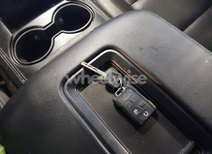 Photo 11 of 2018 Chevrolet Suburban LT (VIN 1GNSKHKC3JR211884)