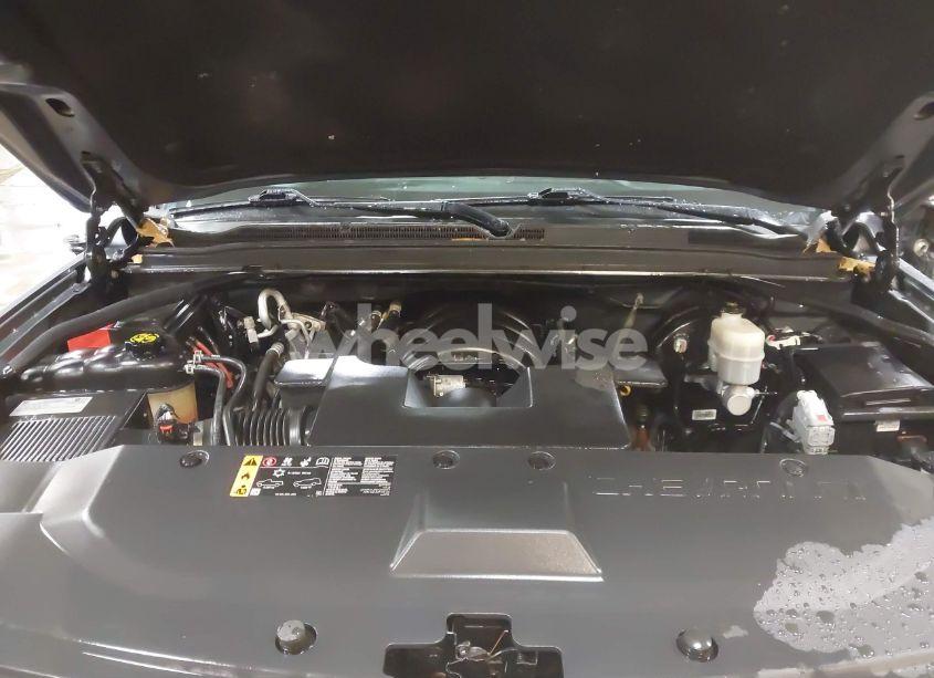 Photo 10 of 2019 Chevrolet Suburban LT (VIN 1GNSKHKC3KR195042)