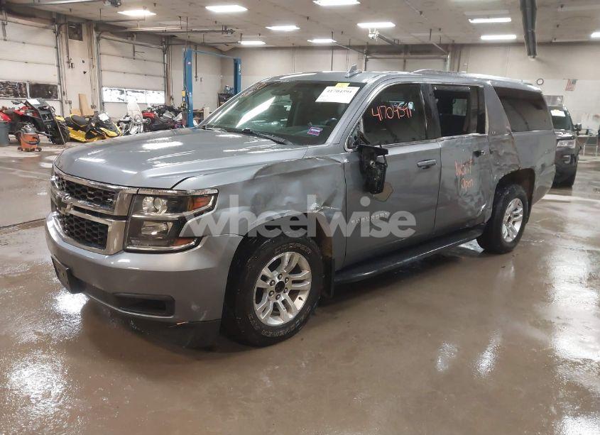 Photo 2 of 2019 Chevrolet Suburban LT (VIN 1GNSKHKC3KR195042)