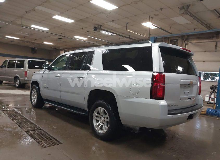 Photo 3 of 2019 Chevrolet Suburban LT (VIN 1GNSKHKC4KR289284)
