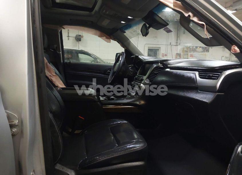 Photo 5 of 2019 Chevrolet Suburban LT (VIN 1GNSKHKC4KR289284)