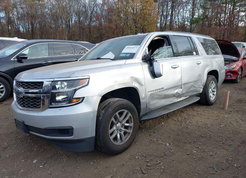 Photo 2 of 2019 Chevrolet Suburban LT (VIN 1GNSKHKC5KR131777)